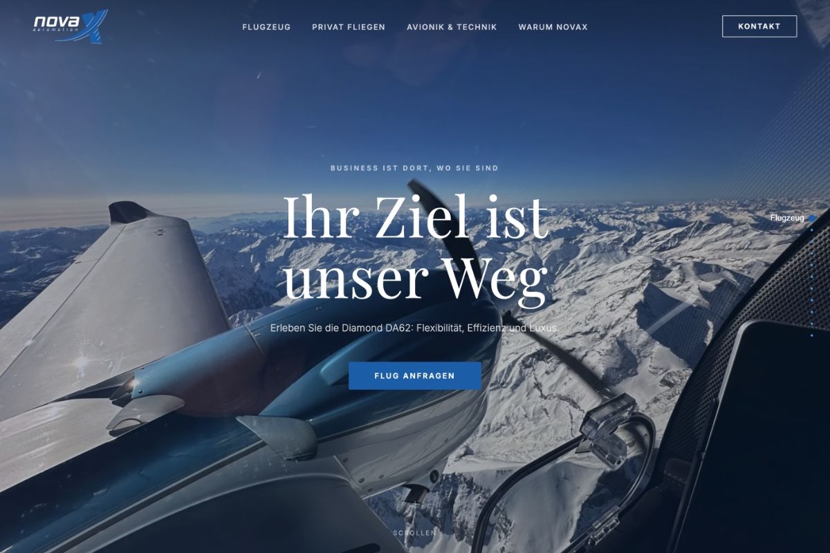 Propellerflugzeug über verschneiten Alpen aus Cockpitperspektive